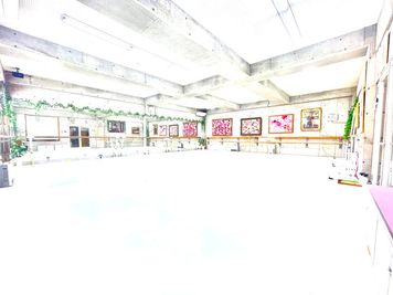 バレエ、ヨガ、ダンス、撮影、100平米、天井高3.5m、二面鏡、バー、ヨガマット、ストレッチポール、音響設備 - プルミエールクラシックバレエ