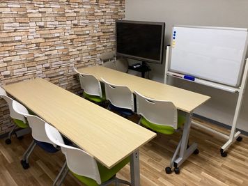 セミナー・勉強会のレイアウト例 - CARRY OUTレンタルスペース 布施足代北 完全個室 布施足代北レンタルスペース -少人数対応 完全個室の貸し会議室-の室内の写真