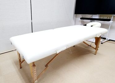 施術ベッド - れおのスペース お部屋タイプの小さな会議室/レンタルスペースの設備の写真