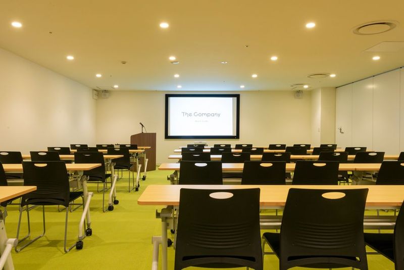 会議、セミナーや研修会にも使いやすい空間です。（※演台やプロジェクター、スクリーンなどは有料オプションとなります） - The CompanyHALL（ザ・カンパニーホール） The CompanyHALL（貸し会議室・HALL1）の室内の写真