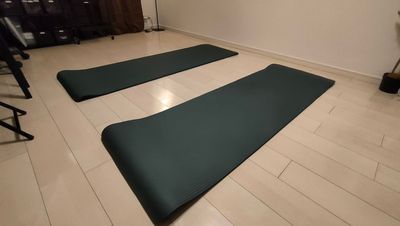 ヨガマット2枚 - LINCRASトーカン博多 08〈LINCRASトーカン博多サロン〉の設備の写真