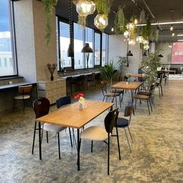 4人掛けテーブル、カウンター席 - harmony of fe and botany フリーラウンジハーモニー【A会議室・2時間プラン】の室内の写真