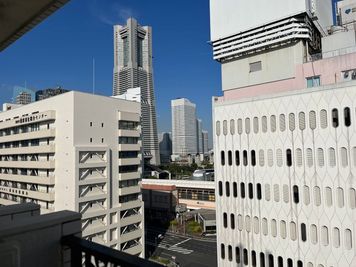 ランドマークタワー＆みなとみらい地区の眺望 - 桜木町駅1分 憩いレンタルスペース 樂悠空間一号店 🏆桜木町1分憩いのスペース樂悠空間💛ナチュラル可愛い🤍🌈の室内の写真