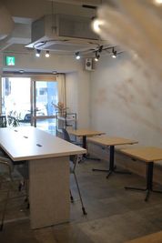 cafe & bar sweed キッチン、プロジェクター付きレンタルスペースの室内の写真