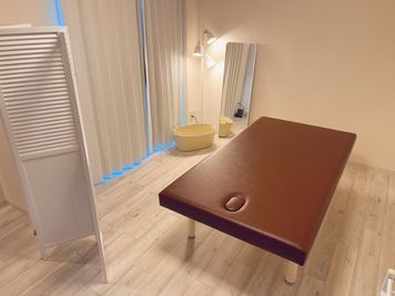 幅１００・長さ２００・高さ５５のワイドサイズの施術ベッドです。整体・マッサージ施術ににおすすめのベッドです。 - レンタルサロン南青山 レンタルサロン　南青山Aの室内の写真