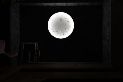 純白Ver. - studio owl（スタジオオウル）アールデコお茶の水店 お月さまと超大型ドライフラワー造形を背景に撮影できる撮影スタジオの室内の写真