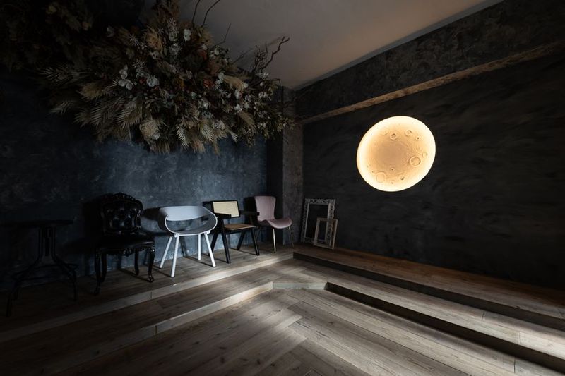 お月さまと超大型ドライフラワー造形で撮影できるフォトスタジオ - studio owl アールデコお茶の水店｜撮影スタジオ