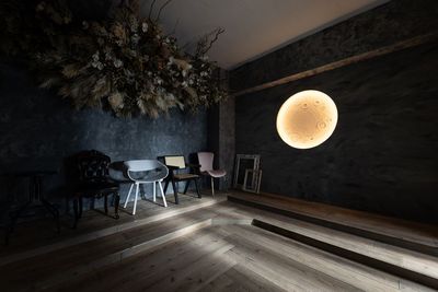 満月は真っ白から怪しげな黄色までグラデーションを楽しめます - studio owl アールデコお茶の水店｜撮影スタジオ お月さまと超大型ドライフラワー造形で撮影できるフォトスタジオの室内の写真