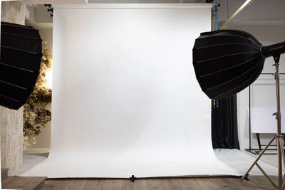 スーパーホワイト - studio owl（スタジオオウル）アールデコお茶の水店 お月さまと超大型ドライフラワー造形を背景に撮影できる撮影スタジオの設備の写真