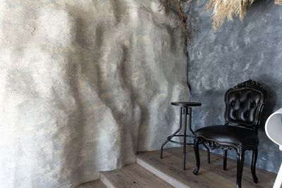 本物と遜色ない岩肌造作壁 - studio owl（スタジオオウル）アールデコお茶の水店 お月さまと超大型ドライフラワー造形を背景に撮影できる撮影スタジオの室内の写真