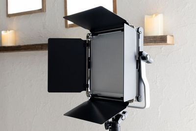 RGB256LED - studio owl アールデコお茶の水店｜撮影スタジオ お月さまと超大型ドライフラワー造形で撮影できるフォトスタジオの設備の写真