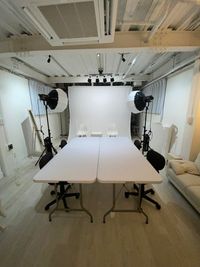 折りたたみ式テーブル２台を設置した場合です。ワークショップや写真品評会で利用できます。 - 撮影スタジオ「スタジオぶぶ」の設備の写真