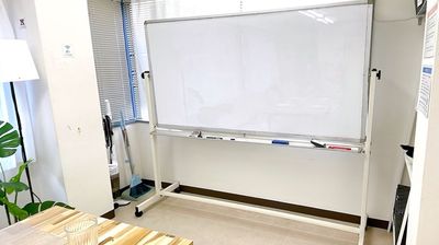 ホワイトボード - Colormell（カラメル）渋谷新南口1号店 会議・デスクワーク専用🉐プラン｜少人数利用：〜6名までの設備の写真