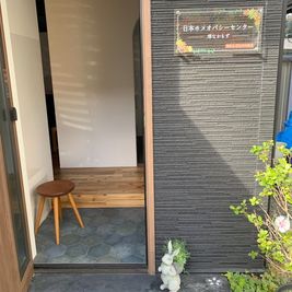 入り口/ 少し段差あります。
フローリングですので靴を脱いでお上がり下さい。 - レンタルスペース「カレンデュラハウス」 古民家風レンタルスペース「カレンデュラハウス」の入口の写真