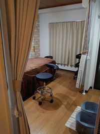 施術スペースはカーテンによって仕切ることができ、施術ベッドの周囲は十分広いスペースが確保できます。 - アロマ・ド・クリエ入谷 【浅草・入谷】平日3h 3000円！！マッサージ・指圧に最適！の室内の写真
