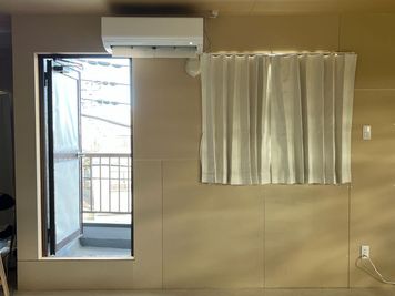 エアコン付き
遮光カーテン付き - 野良芸劇　西新井STUDIO 西新井STUDIOの室内の写真