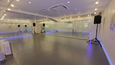 調光・調色可能なスポットライト、フロアライト、スタンドライト
 - SBS第1スタジオ(本校) 値下げしました!★59㎡の広々とした綺麗なスタジオ★最新設備の室内の写真