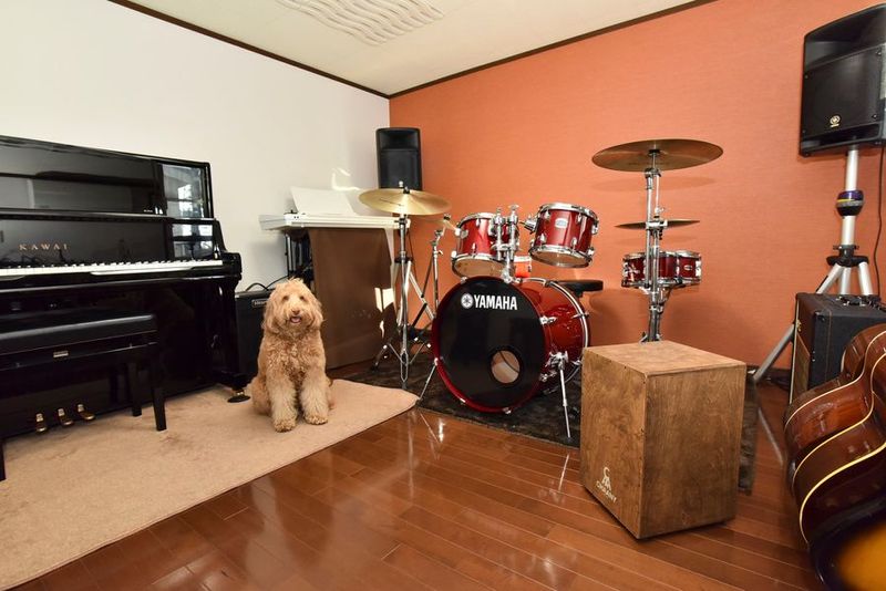 音楽スタジオ内写真 - 音楽スタジオ　FeeL ドラムとピアノがあるおうち音楽スタジオの室内の写真