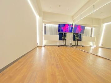 壁一面鏡大型鏡レンタルスペース🌟オハナ新大阪 レンタルスペース🌟オハナB 新大阪🍀オシャレな壁一面大型鏡の室内の写真