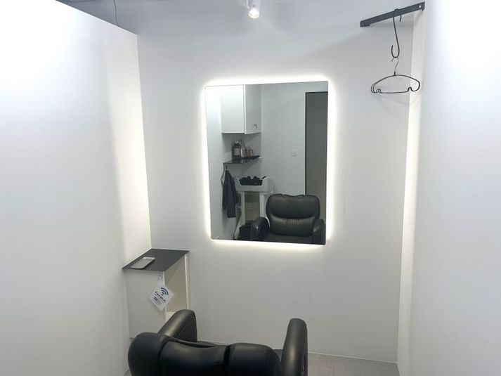 ブース内の鏡と椅子 - frelance lab OMOTESANDO 個室レンタルサロン・レンタルスペース　シャンプー台付　Cブースの室内の写真