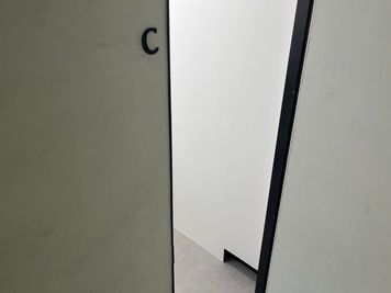 ブース入口 - frelance lab OMOTESANDO 個室レンタルサロン・レンタルスペース　シャンプー台付　Cブースの入口の写真