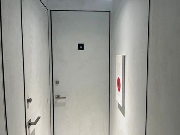 トイレ入口 - frelance lab OMOTESANDO 個室レンタルサロン・レンタルスペース　シャンプー台付　Cブースの設備の写真
