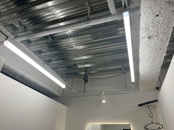 照明 - frelance lab OMOTESANDO 個室レンタルサロン・レンタルスペース　シャンプー台付　Cブースの室内の写真