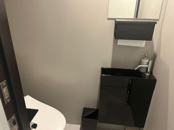 トイレ内部① - frelance lab OMOTESANDO 個室レンタルサロン・レンタルスペース　シャンプー台付　Cブースの設備の写真