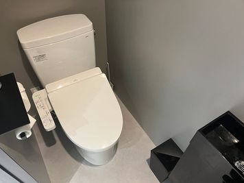 トイレ内部② - frelance lab OMOTESANDO 個室レンタルサロン・レンタルスペース　シャンプー台付　Cブースの設備の写真