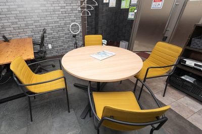 ４人がけ丸テーブル（移動可能）
椅子はスタック可能 - 【リモートベースroom7】⚡️ 【リモートベースroom7】⚡️撮影ブース・モニター完備⚡️の室内の写真