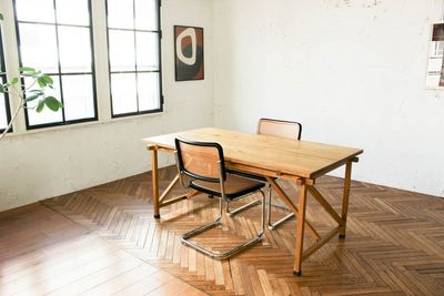 ダイニングテーブルはガラス製と木製の2種類をご利用頂けます。 - studio rauque（スタジオローク） CHAMBLEの室内の写真