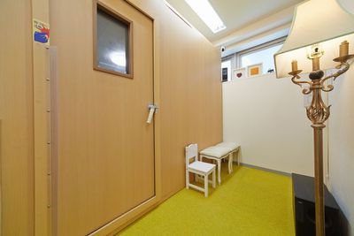 個人的のワークスペースのもご利用可能です - パンテサロン【横浜センター北駅前】🎹ピアノ📶WIFI 防音室２部屋【駅前１分】🎵ピアノ２台（各部屋１台）の室内の写真