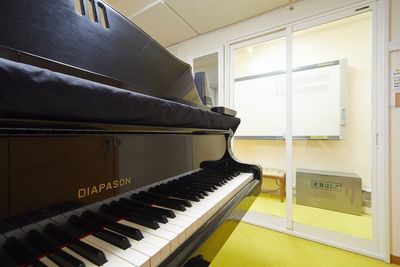 無線WIFI有り、オンライン・レッスンにも利用可能
 - パンテサロン【横浜センター北駅前】🎹ピアノ📶WIFI 防音室２部屋【駅前１分】🎵ピアノ２台（各部屋１台）の室内の写真