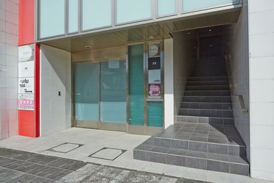 階段を上がってすぐの左が防音室のある店舗となります - パンテサロン【横浜センター北駅前】🎹ピアノ📶WIFI 防音室２部屋【駅前１分】🎵ピアノ２台（各部屋１台）の入口の写真