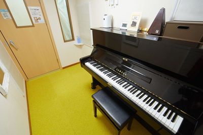 二部屋目はアップライトピアノ - パンテサロン【横浜センター北駅前】🎹ピアノ📶WIFI 防音室２部屋【駅前１分】🎵ピアノ２台（各部屋１台）の室内の写真