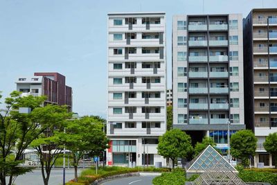 建物の前には駅前バス停がずらり！地下通路（駅駐車場）出入り口も見えています！ - パンテサロン【横浜センター北駅前】🎹ピアノ📶WIFI 防音室２部屋【駅前１分】🎵ピアノ２台（各部屋１台）のその他の写真