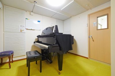 足台もご自由にご利用ください - パンテサロン【横浜センター北駅前】🎹ピアノ📶WIFI 防音室２部屋【駅前１分】🎵ピアノ２台（各部屋１台）の設備の写真