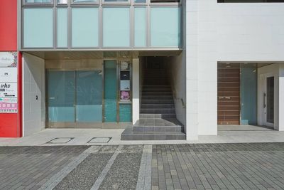 建物左側の階段より2Fにお越しください（右側は居住者用となります） - パンテサロン【横浜センター北駅前】🎹ピアノ📶WIFI 防音室２部屋【駅前１分】🎵ピアノ２台（各部屋１台）の入口の写真