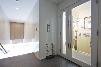 店舗入り口から階段側 - パンテサロン【横浜センター北駅前】🎹ピアノ📶WIFI 防音室２部屋【駅前１分】🎵ピアノ２台（各部屋１台）の入口の写真