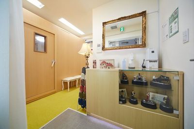 アルコール噴霧器、スプレー有り、ご自由にご利用ください - パンテサロン【横浜センター北駅前】🎹ピアノ📶WIFI 防音室２部屋【駅前１分】🎵ピアノ２台（各部屋１台）の設備の写真