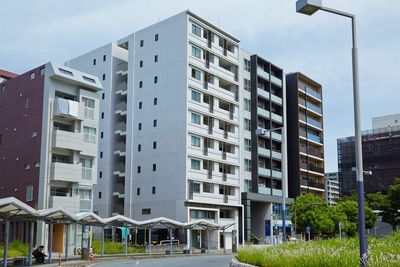 バスロータリーから見た、当スペースがある建物全景 - パンテサロン【横浜センター北駅前】🎹ピアノ📶WIFI 防音室２部屋【駅前１分】🎵ピアノ２台（各部屋１台）の外観の写真