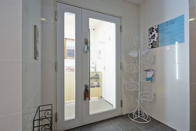 店舗入り口（縦長の棒を引くとドアが開きます！） - パンテサロン【横浜センター北駅前】🎹ピアノ📶WIFI 防音室２部屋【駅前１分】🎵ピアノ２台（各部屋１台）の入口の写真