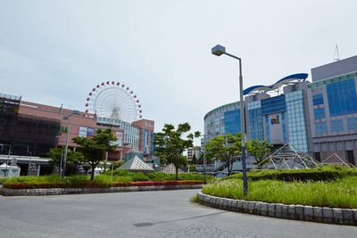 駅前バス・ロータリーが目の前なので、地下駐車場／タクシー／バス、そして電車、それぞれからのアクセスが大変便利 - パンテサロン【横浜センター北駅前】🎹ピアノ📶WIFI 防音室２部屋【駅前１分】🎵ピアノ２台（各部屋１台）の外観の写真