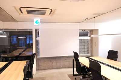 プロジェクター用スクリーン - クリエイティブ ワークスペース イベントスペース 堀江 Centrumの設備の写真