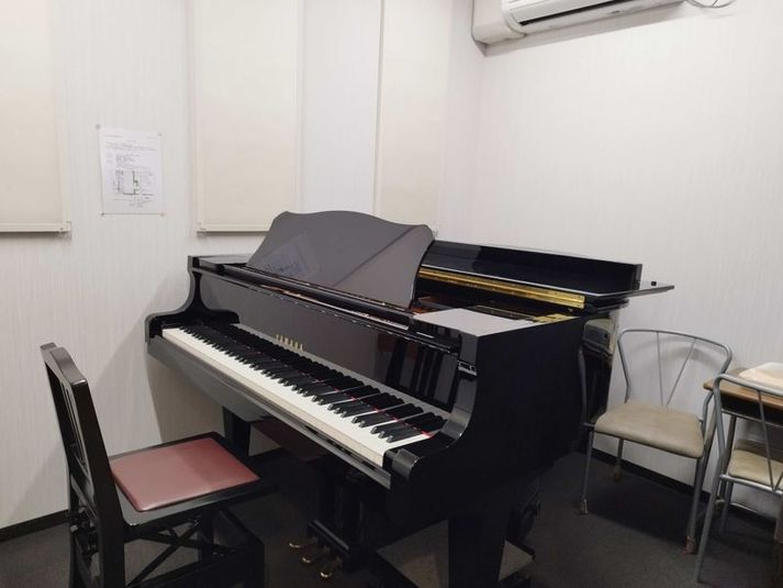 グランドピアノ完備の防音室です - ヤマハミュージック宇都宮店　宇都宮センター グランドピアノ　Fルームの室内の写真