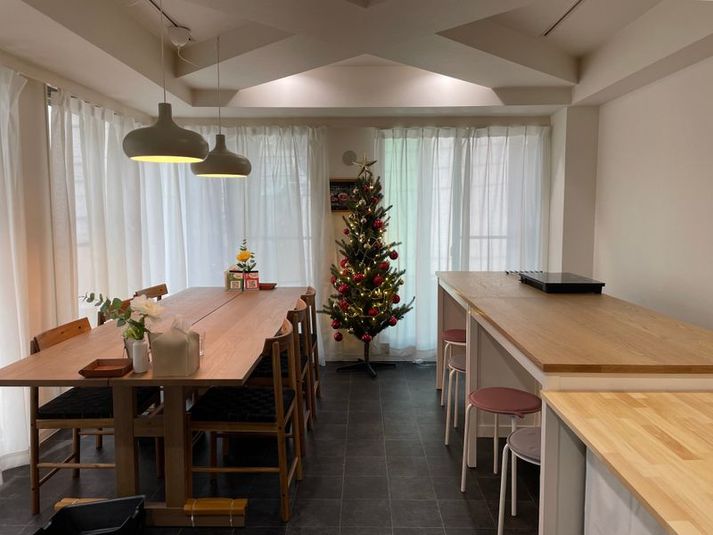 ダイニングテーブル&調理スペース - 普通食卓＿レンタルキッチンの室内の写真