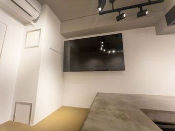 小上がりで寛ぎながらテレビも見れる - リノスぺkitchen新宿三丁目 レンタスペース/レンタルキッチン/撮影スタジオ/パーティルームの設備の写真