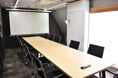 貸し会議室は２部屋繋げて最大１２名様までご利用可能です。（要予約） - ExeWorks上野 【1時間500円！】24h利用可⭐用途別3フロアのコワーキング♪の室内の写真