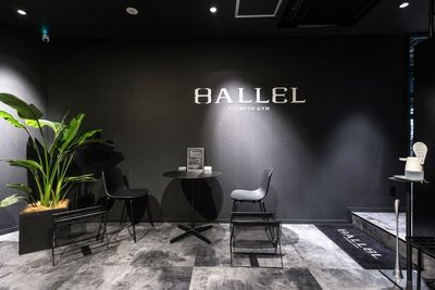 - FITNESS LOUNGE -
HALLELはトレーナー様がお客様と上質な時間を過ごせるよう、ラウンジをご用意しております。 - HALLEL 渋谷店の室内の写真