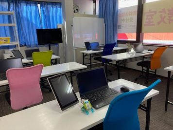 パソコン教室に最適　椅子、テーブル、モニター付き - こどもプログラミング教室